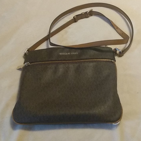 Michael Kors Handbags - Michael Kors crossbody bag